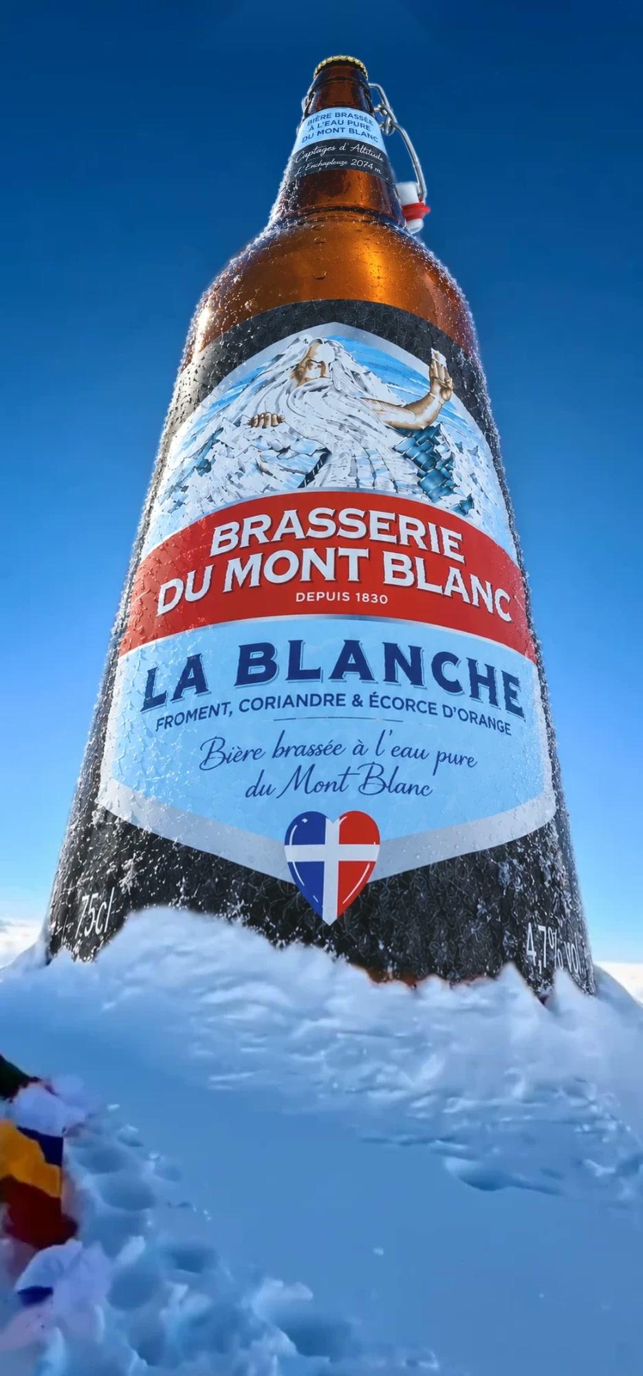 Bouteille géante de bière plantée dans la neige