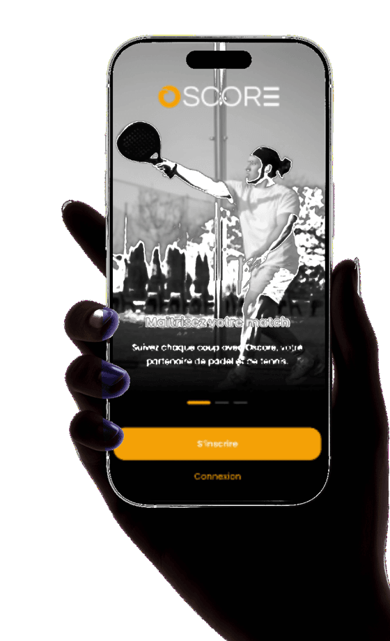 Une application mobile développée par le studio, tenue en main