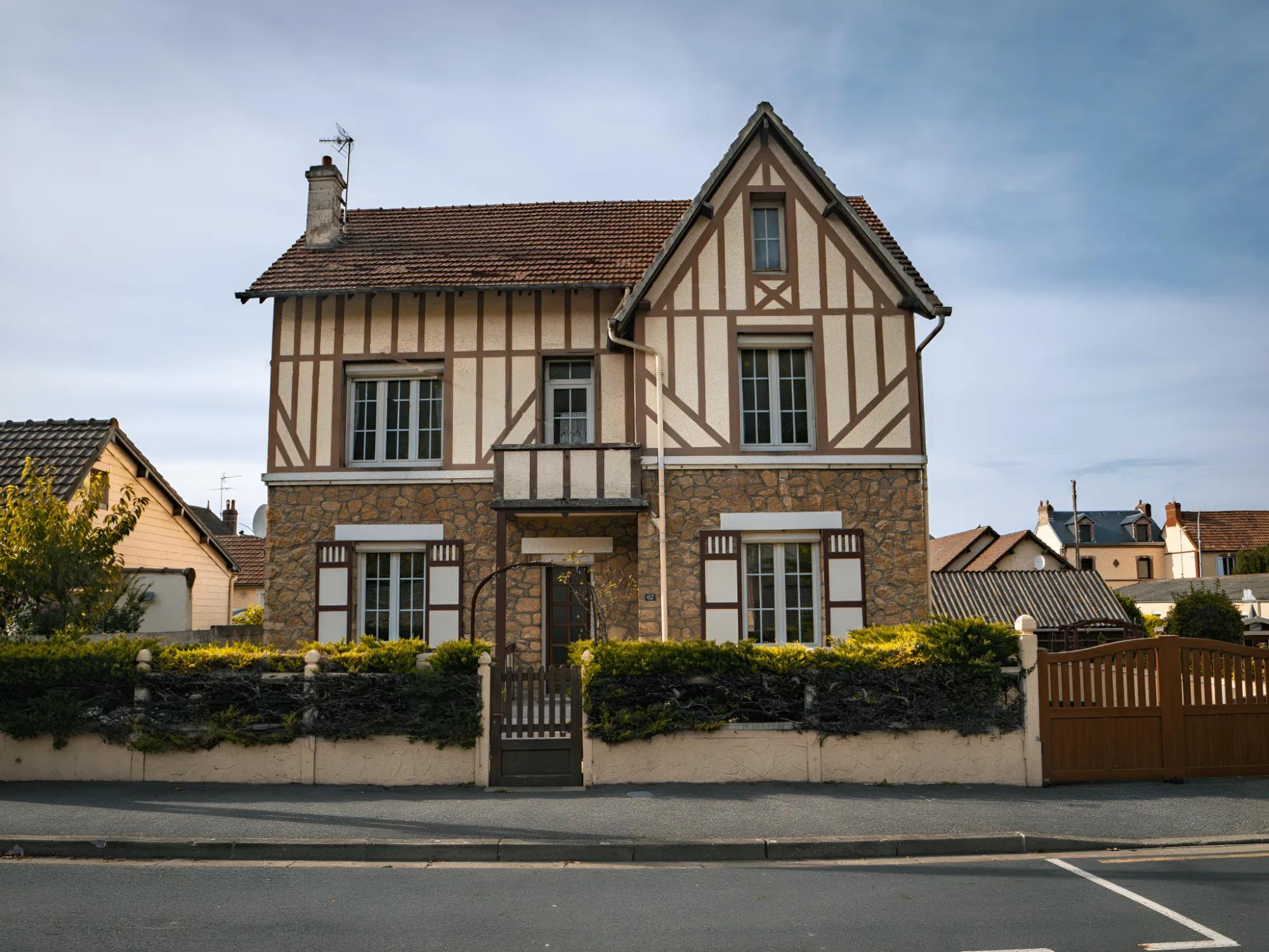 Maison à colombages avec soubassement en pierre, vue de la rue