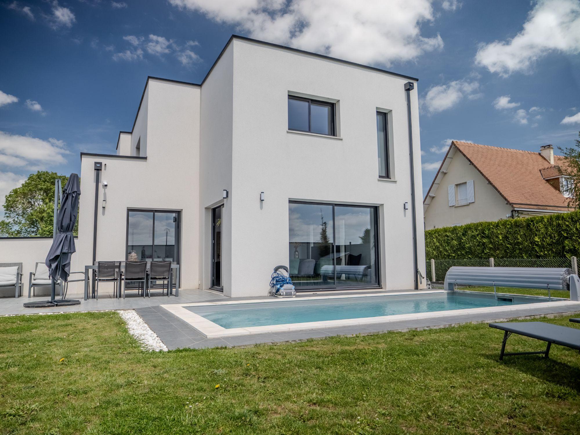 Façade de la maison côté jardin, terrasse et piscine