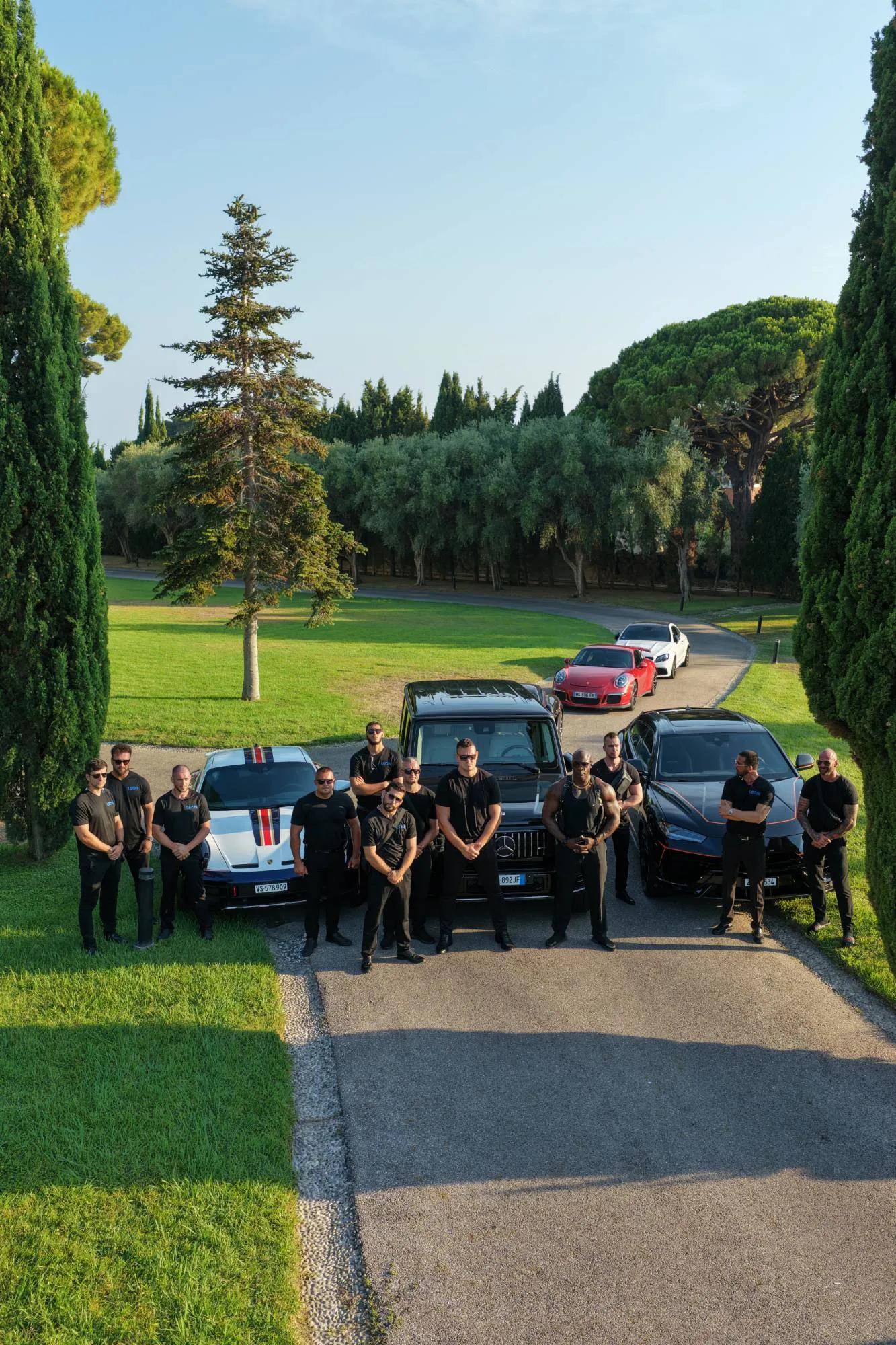 L'équipe de sécurité Léon devant sa flotte de voitures de sport
