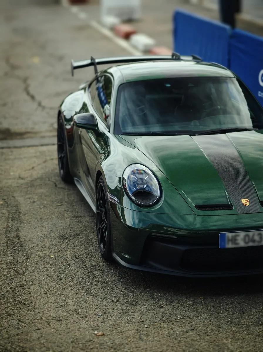 Porsche 911 GT3 verte à bande carbone sur un circuit