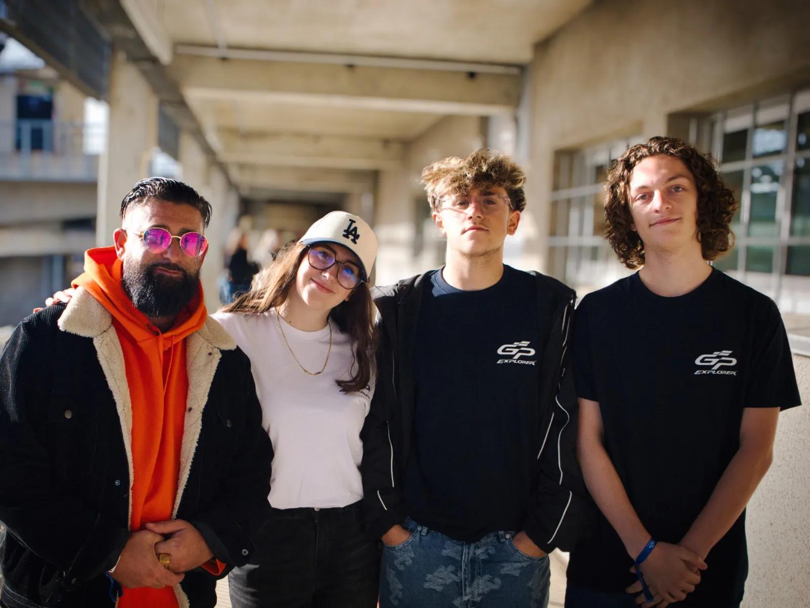 Portrait de quatre membres d'une équipe sur un événement